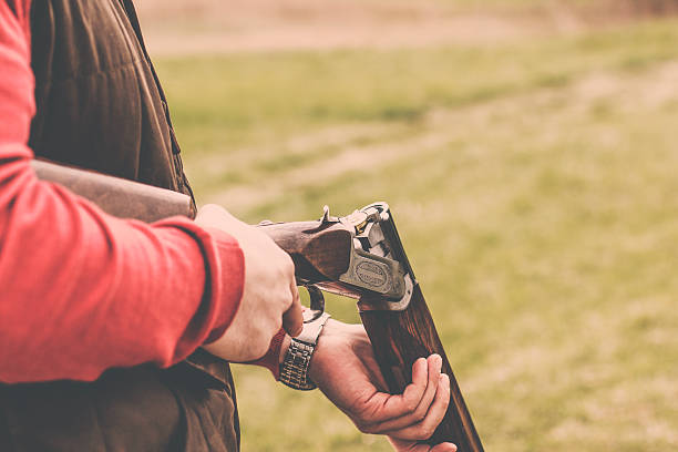 Cтоковое фото Охотник в поле с rifle
