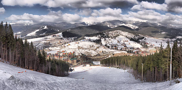 Linda vista para as montanhas, Ucrânia Carpathian - foto de acervo