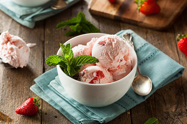 zimne lody truskawkowe - scoop ice cream frozen cold zdjęcia i obrazy z banku zdjęć