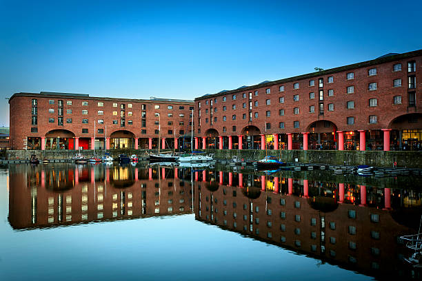 liverpool albert dock angleterre - albert dock photos et images de collection