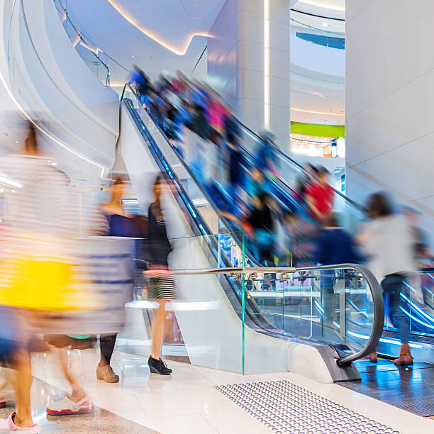 crowed escalera mecánica - escalator people city blurred motion fotografías e imágenes de stock