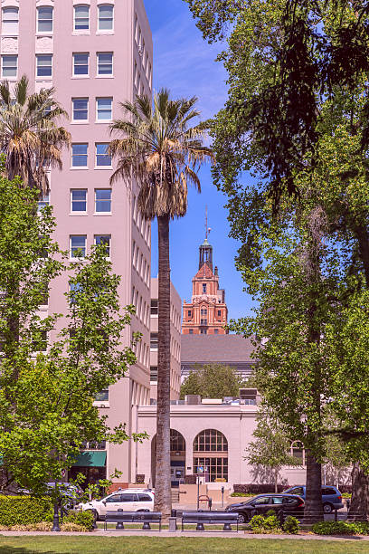 sacramento centro da cidade, perto do capitólio do estado da califórnia - building exterior sacramento county california state capitol building - fotografias e filmes do acervo