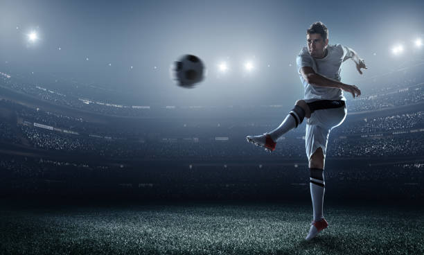 ballon de football joueur frappe au stade - soccer player men flying kicking photos et images de collection