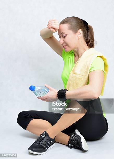 Athletic Girl Descansar Después De Una Sesión De Ejercicios Foto de stock y más banco de imágenes de Adulto