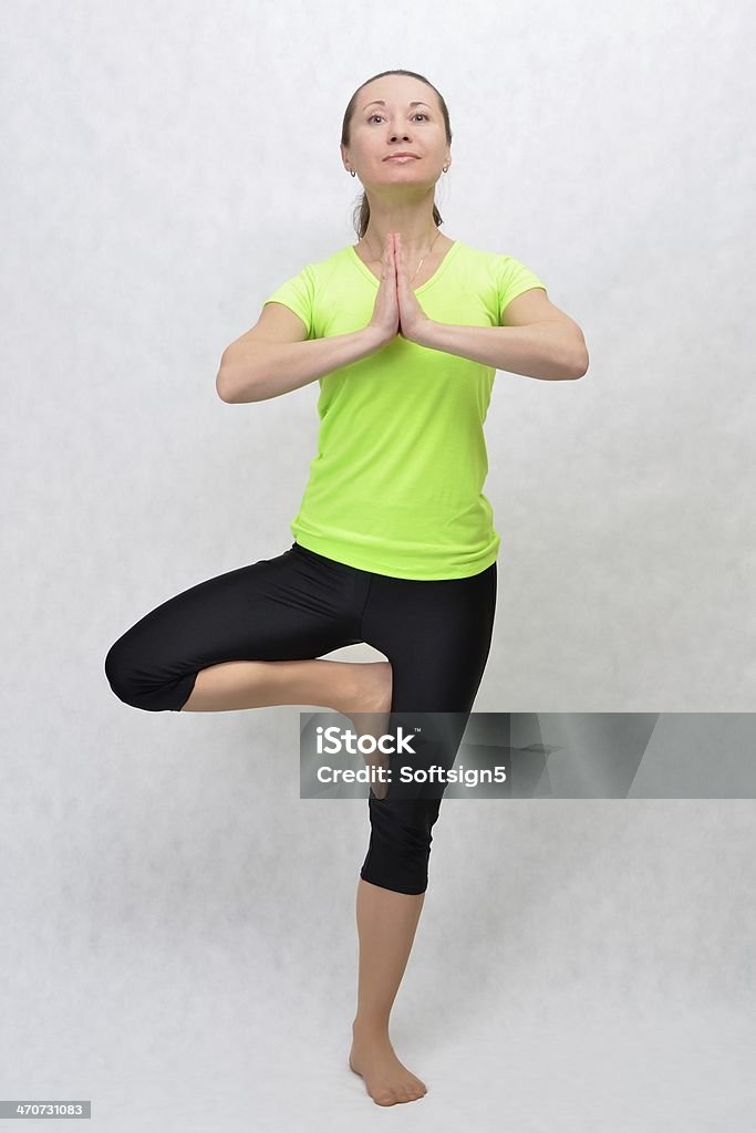 Fitness mujer haciendo ejercicios de estiramiento, los músculos de las piernas y espalda muscular - Foto de stock de Adulto libre de derechos