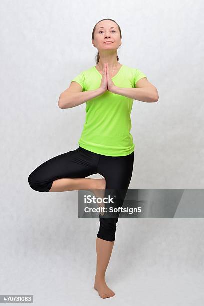 Fitness Mujer Haciendo Ejercicios De Estiramiento Los Músculos De Las Piernas Y Espalda Muscular Foto de stock y más banco de imágenes de Adulto