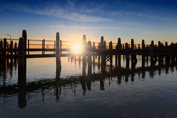 sonnenuntergang hinter dem veerhaven im hoek van holland - nieuwe waterweg stock-fotos und bilder