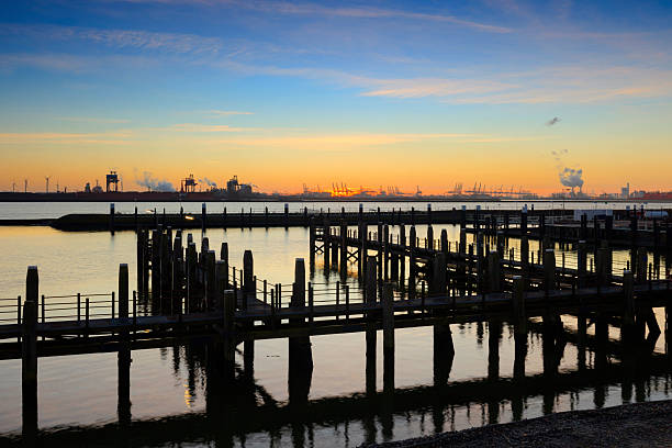 tramonto dietro il veerhaven a hoek van holland - nieuwe waterweg foto e immagini stock