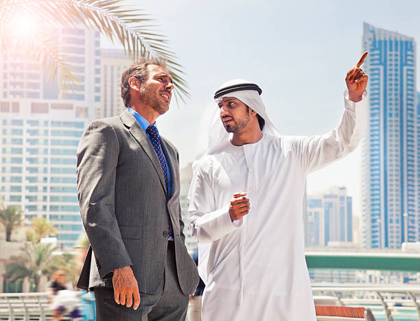 uomini d'affari che ha colpito un deal di dubai. - middle eastern ethnicity business greeting handshake foto e immagini stock