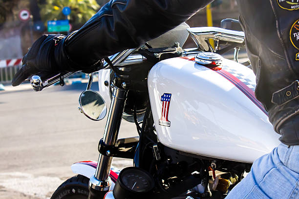 de motorista monta una motocicleta - harley davidson engine motorcycle style fotografías e imágenes de stock