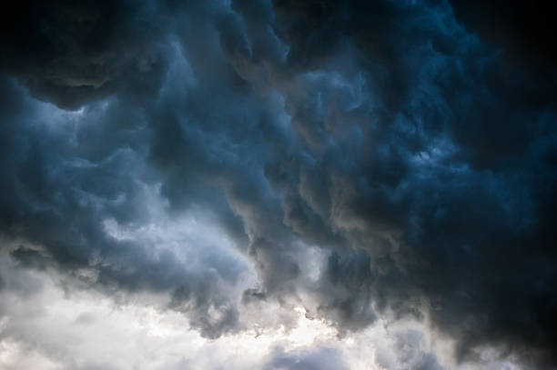 nubes de tormenta - storm cloud dramatic sky cloud cloudscape fotografías e imágenes de stock