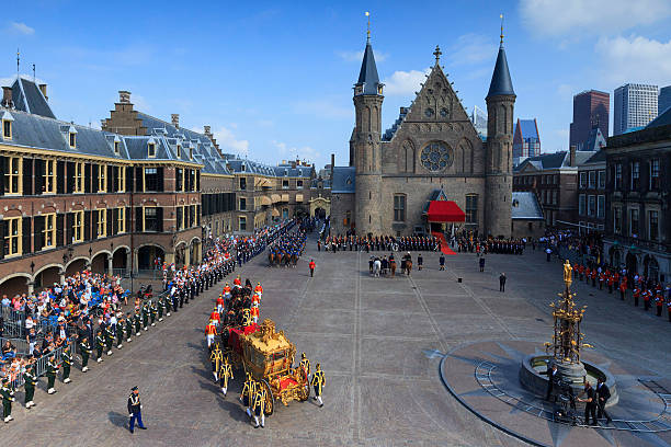 golden coach arriving on binnenhof during prinsjesdag in the hague - prinsjesdag stockfoto's en -beelden