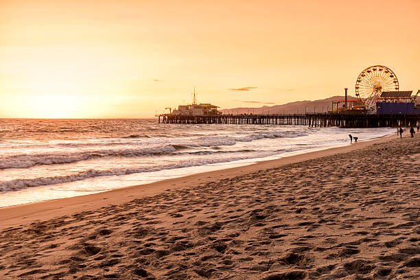 santa monica beach, los angeles, kalifornien - santa monica city of los angeles los angeles county santa monica pier stock-fotos und bilder