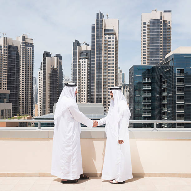 arab imprenditori agitano le mani sulla proprietà offerta - middle eastern ethnicity business greeting handshake foto e immagini stock