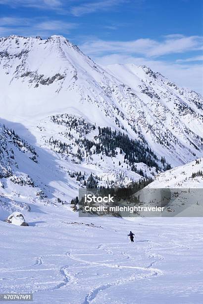 Telemark Narciarzem Carves Się W Góry Łosia Kolorado - zdjęcia stockowe i więcej obrazów Elk Mountains