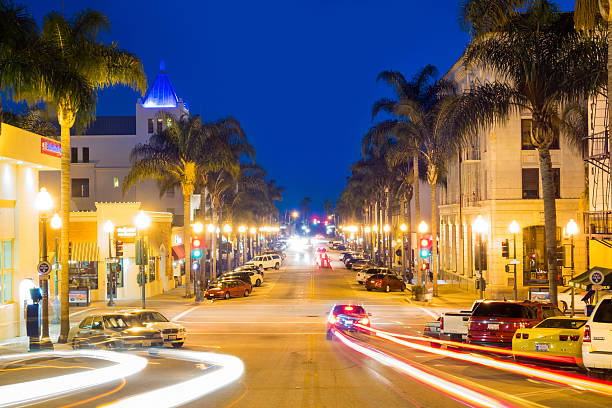 california street, dans le centre-ville de ventura, états-unis, de nuit - financial district photos et images de collection