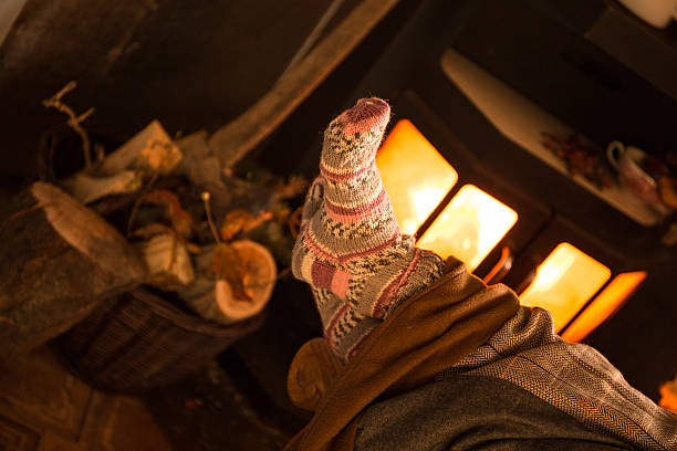 gemütliches wohnzimmer mit kamin - wood axe imagens e fotografias de stock