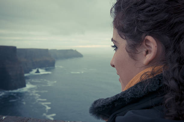 linda garota em uma viagem para os penhascos de moher - overcast republic of ireland cloudscape cloud - fotografias e filmes do acervo