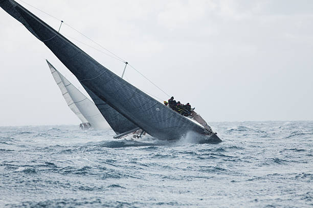 segeln - sailboat storm teamwork competition stock-fotos und bilder