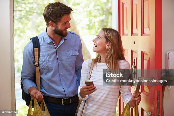 Junge Frau Paar Zu Hausarbeiten Mit Shopping Stockfoto und mehr Bilder von Ankunft - Ankunft, Das Leben zu Hause, Paar - Partnerschaft
