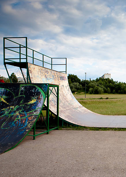 die skatepark - skateboard park ramp skateboard graffiti stock-fotos und bilder