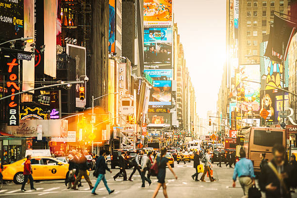 times square de nova york city - new york city times square crowd people imagens e fotografias de stock