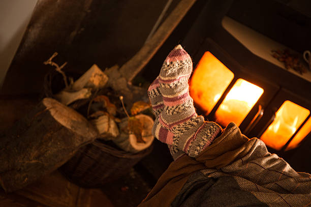 gemütliches wohnzimmer mit kamin - wood axe imagens e fotografias de stock