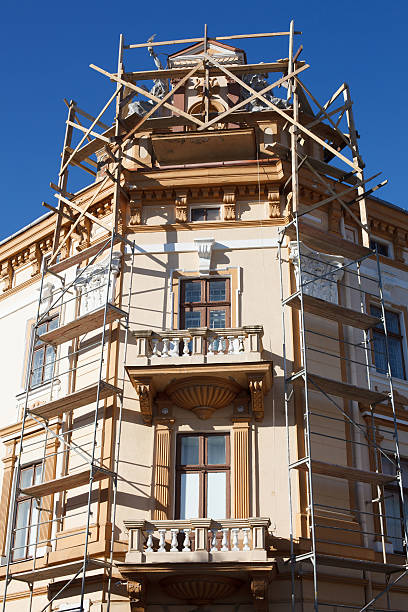古い建物 - restoring house scaffolding history ストックフォトと画像