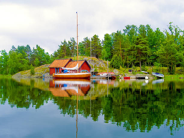 Svensk sommar, båtsemester stilla 비크 i skärgård. 스톡 사진