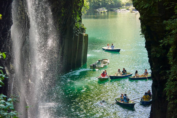 turistas no takachiho gorge - natural phenomenon waterfall rock tranquil scene imagens e fotografias de stock