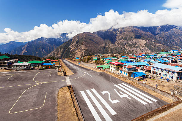 lukla aeroporto - lukla imagens e fotografias de stock