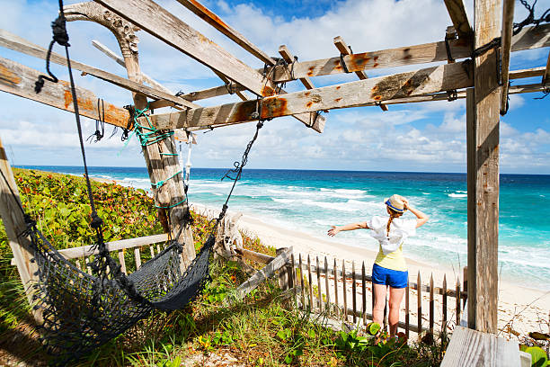 femme appréciant la plage - eleuthera island photos et images de collection