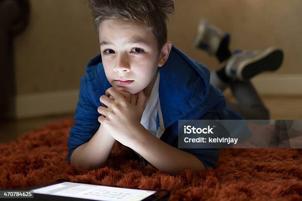 Foto de Menino Usando Um Tablet Digital No Chão e mais fotos de stock de Deitar - Deitar, Adolescente, Adolescência