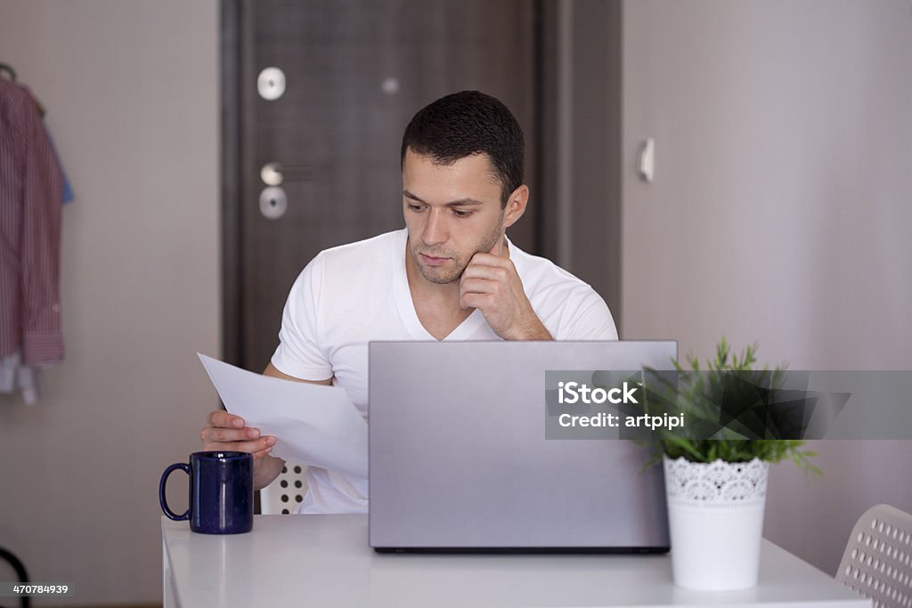 Junger Mann Arbeiten am Laptop - Lizenzfrei Arbeiten Stock-Foto