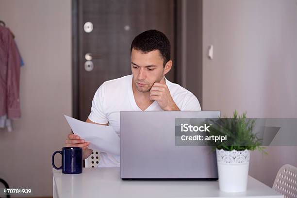 Junger Mann Arbeiten Am Laptop Stockfoto und mehr Bilder von Arbeiten - Arbeiten, Berufliche Beschäftigung, Büro