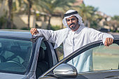 emirati man sich auf dem auto emirati man sich auf dem auto