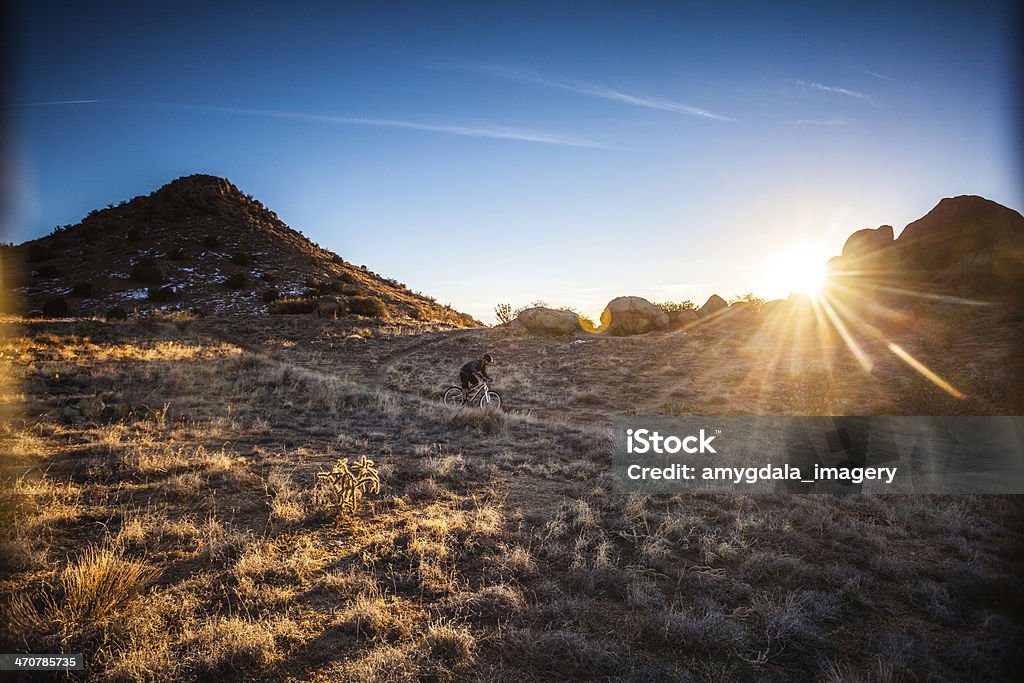 Paisaje sol hombre de ciclismo de montaña - Foto de stock de Adulto libre de derechos