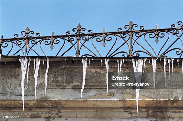 Icicles Sotto Eaves - Fotografie stock e altre immagini di Ambientazione esterna - Ambientazione esterna, Architettura, Arte