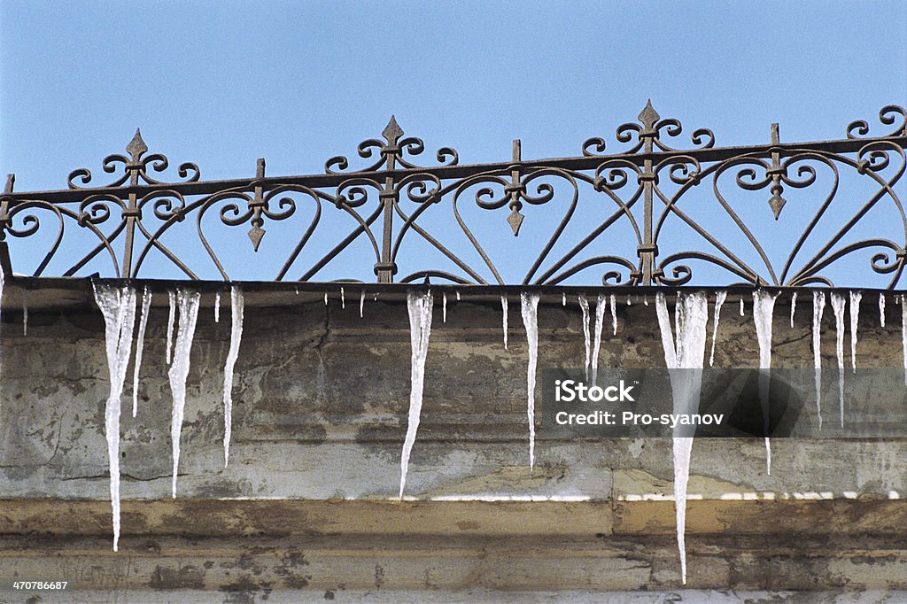 Gelo sob os beirais. - Foto de stock de Antigo royalty-free