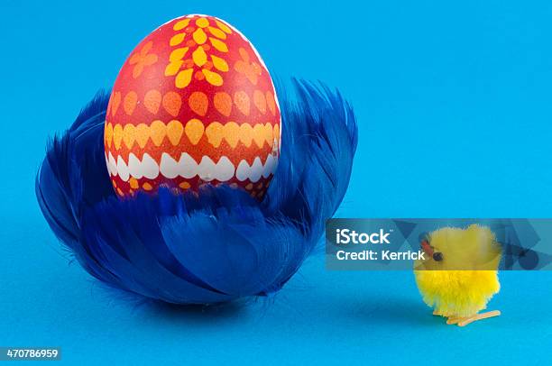 Easteregg In Blue Federn Nest Mit Kükenmotiv Stockfoto und mehr Bilder von Blau - Blau, Bunt - Farbton, Dekoration
