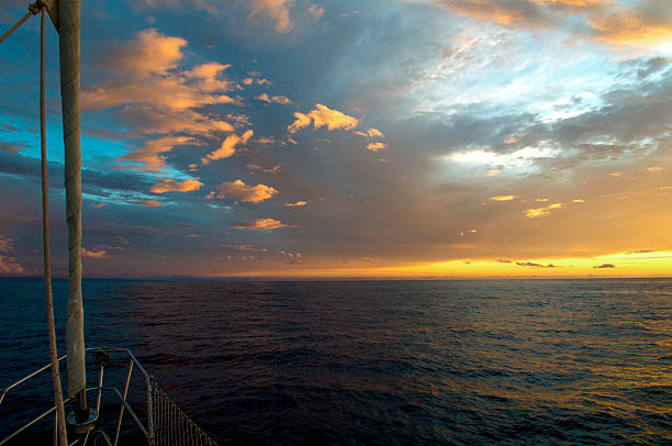 Dramatyczny Zachód słońca z łuk z Łódź żaglowa Maui, na Hawajach. – zdjęcie