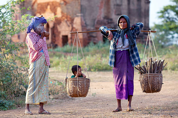 birmano las mujeres - bagan myanmar burmese culture family fotografías e imágenes de stock