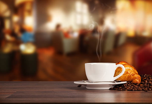 커피 한 잔 카페테리아 - cafe breakfast coffee croissant 뉴스 사진 이미지