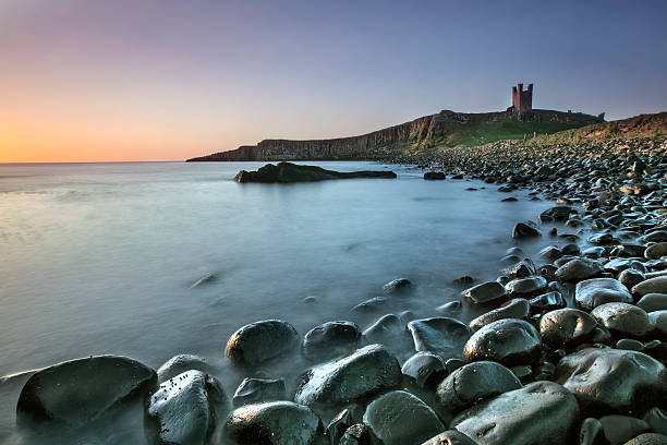 dunstanburgh castle ruins - bamburgh stock-fotos und bilder