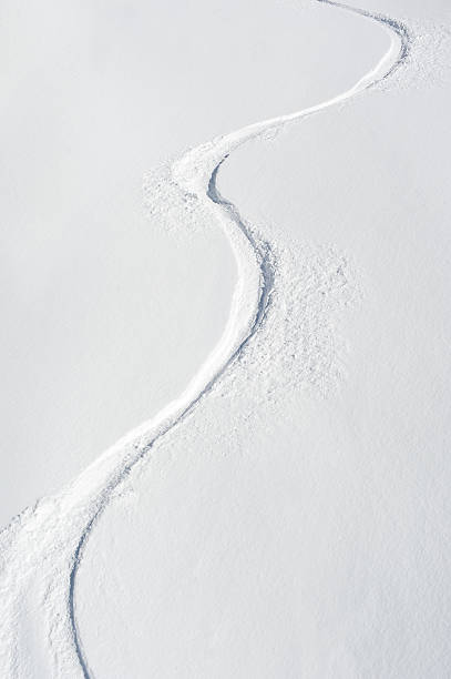 tracks auf ski pisten - ski track stock-fotos und bilder