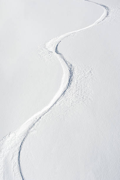 pistes de ski sur les pistes - ski track powder snow track snow photos et images de collection