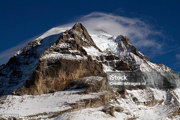 Foto de Vista De Jungfrau Montanha Suíça Céu Azul E Nuvem e mais fotos de stock de Alpes europeus