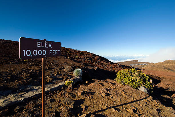 10.000 m höhe-schild, der haleakala national park, maui, hawaii - haleakala national park maui nature volcano stock-fotos und bilder