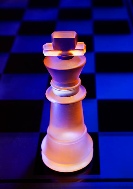 glas schach auf der schachbrett-hell blau und orange licht - armed forces black yellow chess pawn stock-fotos und bilder