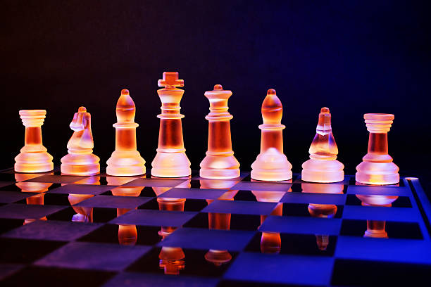 유리컵 체스 on chessboard 조명 파란색 및 주황색 단궤 - chess defending chess piece chess board 뉴스 사진 이미지